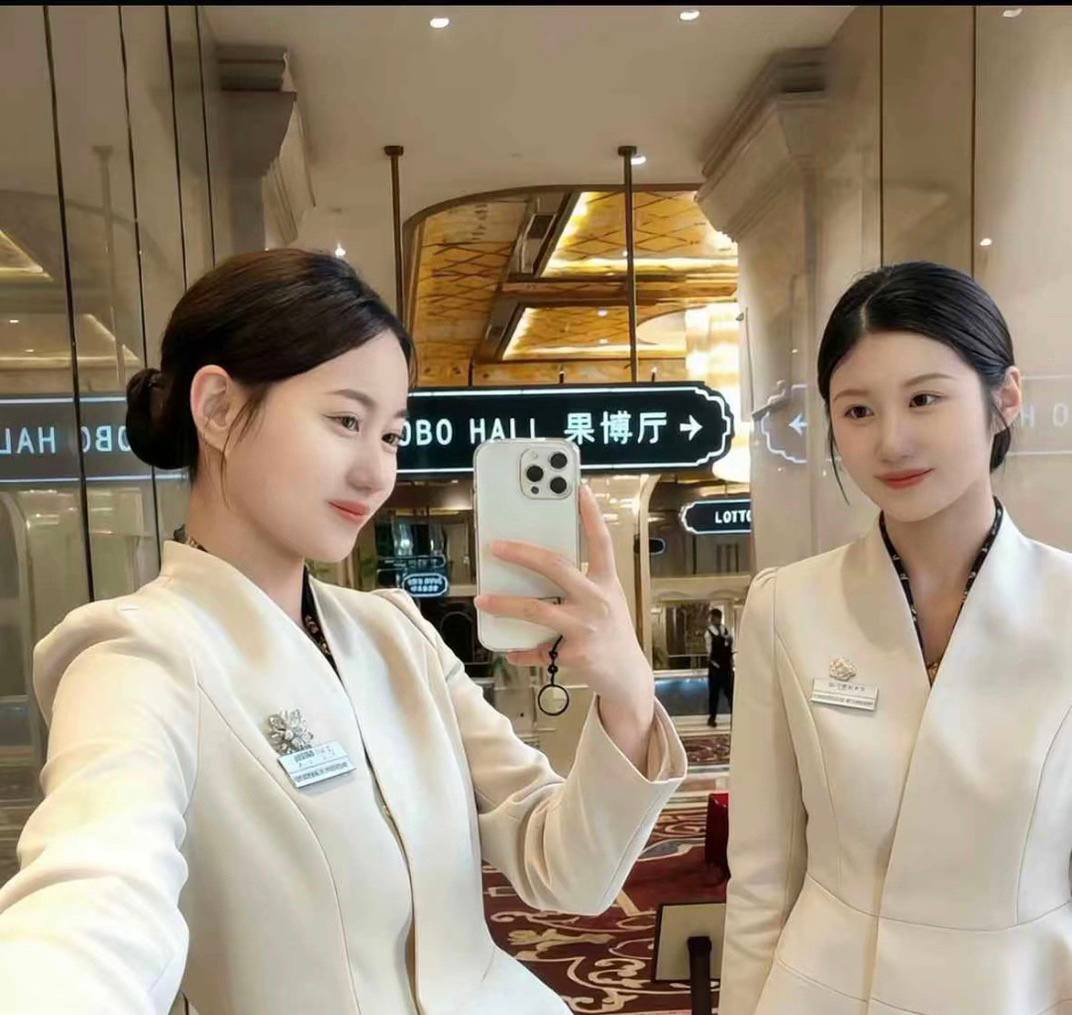 福布斯APP小游戏 - 光影拼图玩法界面
